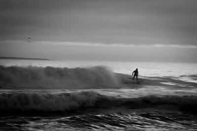 black-white-surfer_3